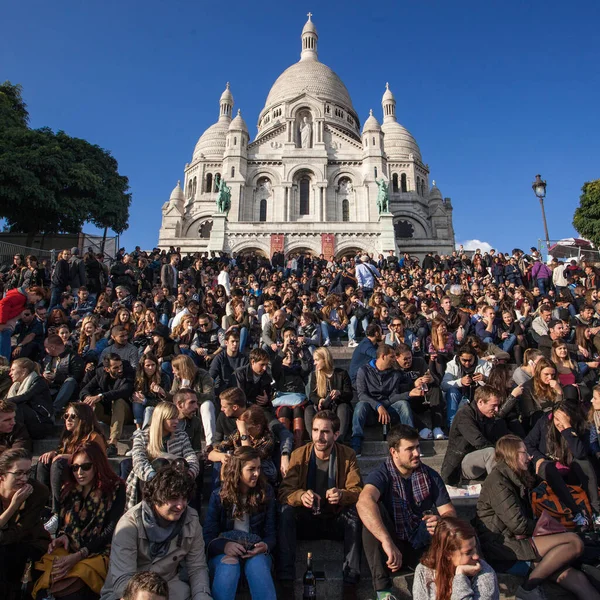 París Francia Octubre 2016 Muchos Turistas Sentados Las Escaleras Basílica — Foto de Stock