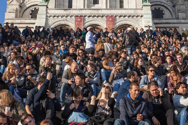 París Francia Octubre 2016 Muchos Turistas Sentados Las Escaleras Basílica — Foto de Stock