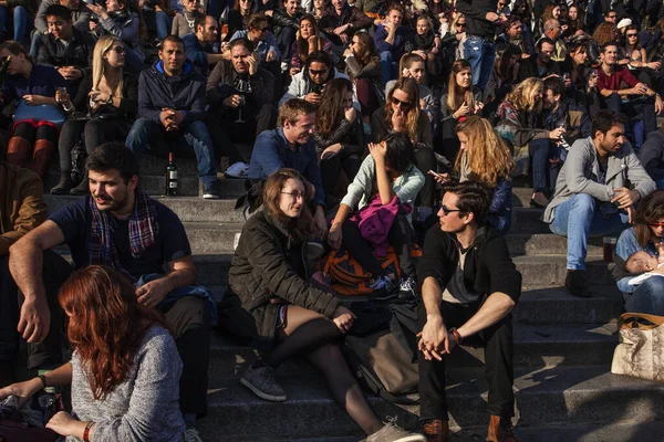 Paris France Octobre 2016 Beaucoup Touristes Assis Dans Les Escaliers — Photo