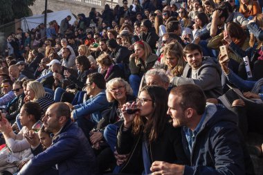 PARIS, FRANCE - 9 Ekim 2016: Merdivenlerde bir sürü turist oturuyor. Paris, Fransa 'da hafta sonu Montmartre Festivali sırasında Sacre Coeur Bazilikası' nda.