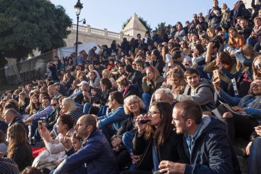 PARIS, FRANCE - 9 Ekim 2016: Merdivenlerde bir sürü turist oturuyor. Paris, Fransa 'da hafta sonu Montmartre Festivali sırasında Sacre Coeur Bazilikası' nda.