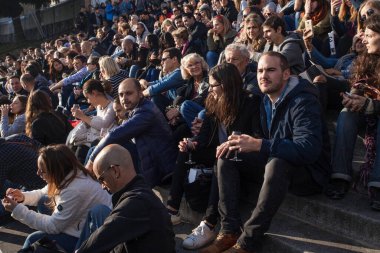 PARIS, FRANCE - 9 Ekim 2016: Merdivenlerde bir sürü turist oturuyor. Paris, Fransa 'da hafta sonu Montmartre Festivali sırasında Sacre Coeur Bazilikası' nda.