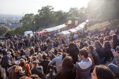 PARIS, FRANCE - 9 Ekim 2016: Merdivenlerde bir sürü turist oturuyor. Paris, Fransa 'da hafta sonu Montmartre Festivali sırasında Sacre Coeur Bazilikası' nda.