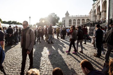 PARIS, FRANCE - 9 Ekim 2016: Merdivenlerde bir sürü turist oturuyor. Paris, Fransa 'da hafta sonu Montmartre Festivali sırasında Sacre Coeur Bazilikası' nda.
