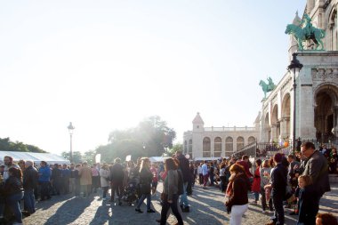 PARIS, FRANCE - 9 Ekim 2016: Merdivenlerde bir sürü turist oturuyor. Paris, Fransa 'da hafta sonu Montmartre Festivali sırasında Sacre Coeur Bazilikası' nda.