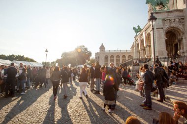 PARIS, FRANCE - 9 Ekim 2016: Merdivenlerde bir sürü turist oturuyor. Paris, Fransa 'da hafta sonu Montmartre Festivali sırasında Sacre Coeur Bazilikası' nda.