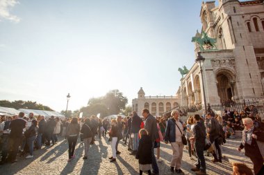 PARIS, FRANCE - 9 Ekim 2016: Merdivenlerde bir sürü turist oturuyor. Paris, Fransa 'da hafta sonu Montmartre Festivali sırasında Sacre Coeur Bazilikası' nda.