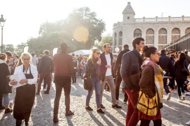 PARIS, FRANCE - 9 Ekim 2016: Merdivenlerde bir sürü turist oturuyor. Paris, Fransa 'da hafta sonu Montmartre Festivali sırasında Sacre Coeur Bazilikası' nda.