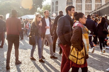 PARIS, FRANCE - 9 Ekim 2016: Merdivenlerde bir sürü turist oturuyor. Paris, Fransa 'da hafta sonu Montmartre Festivali sırasında Sacre Coeur Bazilikası' nda.