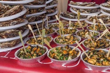 Pazarda pişirilen deniz ürünleri, midye