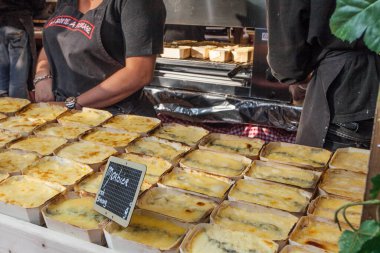 Mini Quiche Lorraine ve Cheddar Quich, Montmartre Festivali pazarında Julienne. 