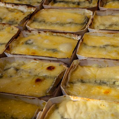 Mini Quiche Lorraine ve Cheddar Quich, Montmartre Festivali pazarında Julienne. 