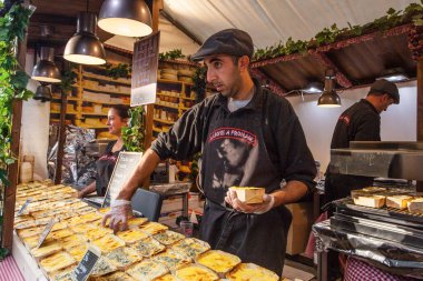 PARIS, FRANCE - 9 Ekim 2016: Montmartre ve Montmartre festivalleri sırasında peynirli, mini kireçli, peynirli ve peynirli cips ve julienne ile oyalanma. Montmartre, Fransa 'nın başkenti Paris' te yer alan bir şehirdir.