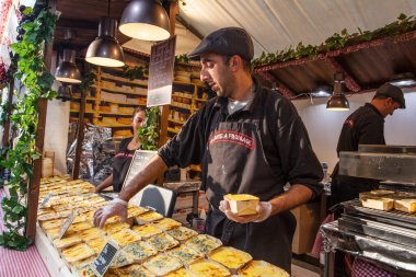 PARIS, FRANCE - 9 Ekim 2016: Montmartre ve Montmartre festivalleri sırasında peynirli, mini kireçli, peynirli ve peynirli cips ve julienne ile oyalanma. Montmartre, Fransa 'nın başkenti Paris' te yer alan bir şehirdir.