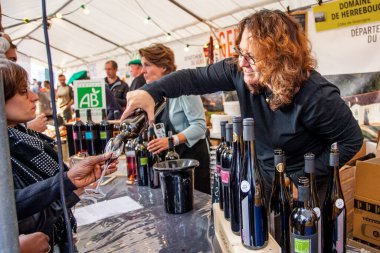 PARIS, FRANCE - 9 Ekim 2016: Hafta sonu Montmartre ve Montmartre festivallerinde şarapla oyalanma. Montmartre, Fransa 'nın başkenti Paris' te yer alan bir şehirdir.