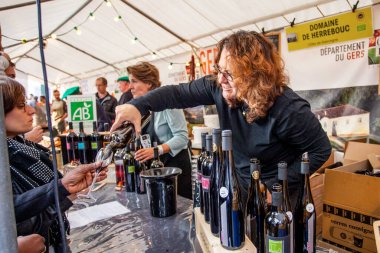 PARIS, FRANCE - 9 Ekim 2016: Hafta sonu Montmartre ve Montmartre festivallerinde şarapla oyalanma. Montmartre, Fransa 'nın başkenti Paris' te yer alan bir şehirdir.