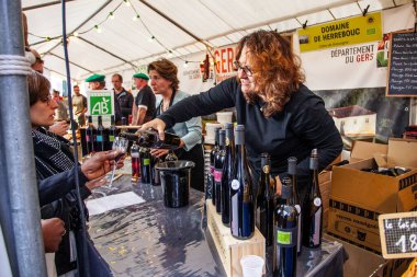 PARIS, FRANCE - 9 Ekim 2016: Hafta sonu Montmartre ve Montmartre festivallerinde şarapla oyalanma. Montmartre, Fransa 'nın başkenti Paris' te yer alan bir şehirdir.