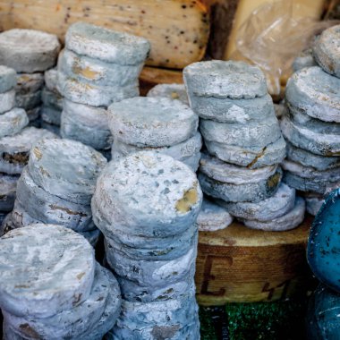 Fransız pazarında yassı keçi peyniri