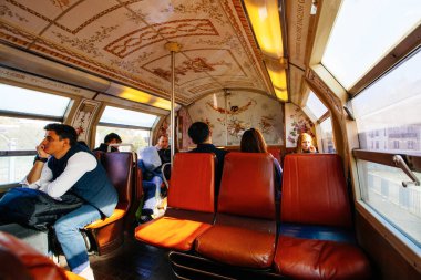 PARIS, FRANCE - 7 Ekim 2016: Versailles 'e giden özel retro tarzı iç mekan treni ve Versailles Sarayı' na giden yolcular