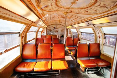 PARIS, FRANCE - 7 Ekim 2016: Versailles 'e giden özel retro tarzı iç mekan treni ve Versailles Sarayı' na giden yolcular