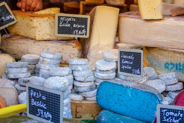 法国市场上各种颜色的法国奶酪 — 图库照片