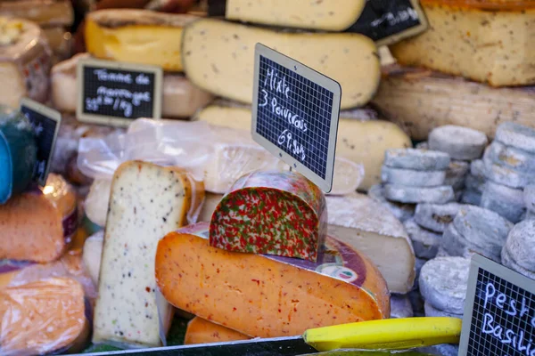 法国市场上各种颜色的法国奶酪 — 图库照片