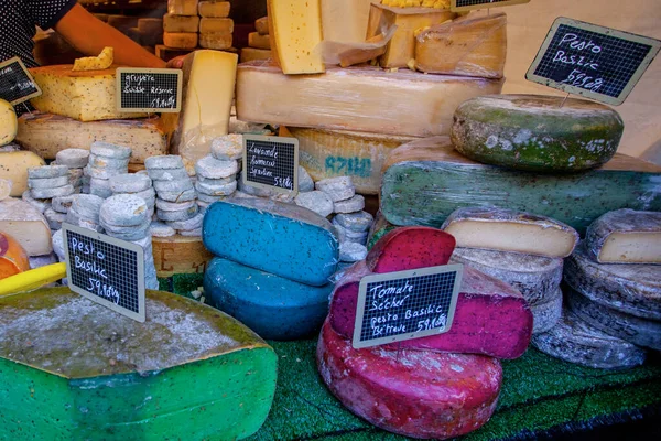 Francuski Ser Różnych Kolorach Niebieski Różowy Zielony Rynku Francuskim — Zdjęcie stockowe