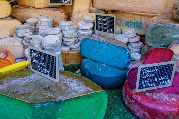 Fransız Pazarında Mavi Pembe Yeşil Farklı Renkte Fransız Peyniri — Stok fotoğraf