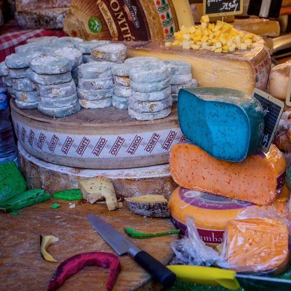 Queso Francés Diferentes Colores Azul Rosa Verde Mercado Francés — Foto de Stock