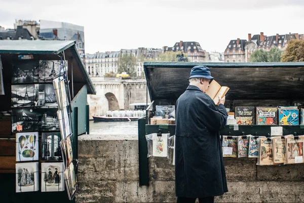 Paris Frankreich Oktober 2016 Traditioneller Bouquiniste Stand Rande Der Seine — Stockfoto