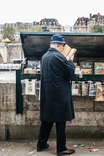 Paris Francja Października 2016 Tradycyjne Stoisko Bouquiniste Skraju Sekwany Przed — Zdjęcie stockowe