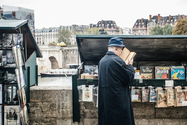 2016年10月7日 位于圣母院前塞纳河边的传统布吉尼斯亭 Bouquinistes出售旧书和古籍以及纪念品 — 图库照片
