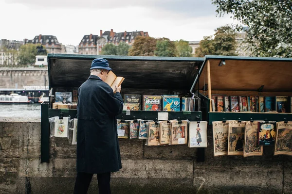 Paris França Outubro 2016 Cabine Bouquiniste Tradicional Beira Sena Frente — Fotografia de Stock