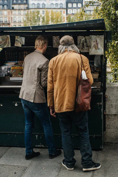 Paris Frankrike Oktober 2016 Traditionell Bouquiniste Monter Kanten Seine Framför — Stockfoto