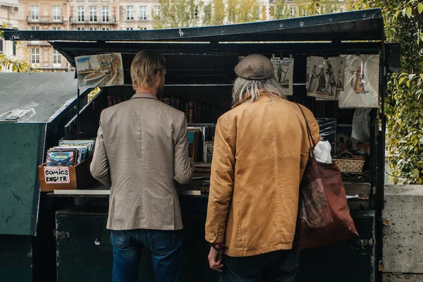 Paris Frankrike Oktober 2016 Traditionell Bouquiniste Monter Kanten Seine Framför — Stockfoto