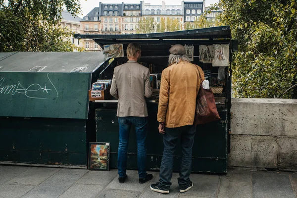 Paris Frankrike Oktober 2016 Traditionell Bouquiniste Monter Kanten Seine Framför — Stockfoto