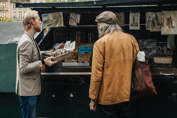 Paris Frankrike Oktober 2016 Traditionell Bouquiniste Monter Kanten Seine Framför — Stockfoto