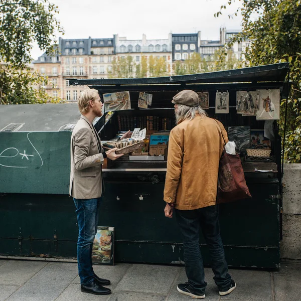 Paris Frankrike Oktober 2016 Traditionell Bouquiniste Monter Kanten Seine Framför — Stockfoto