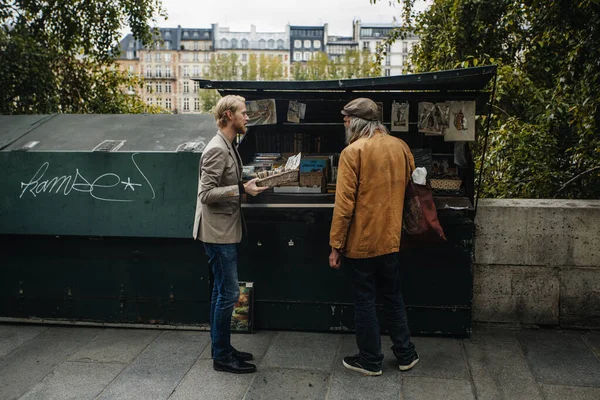 Paris Frankrike Oktober 2016 Traditionell Bouquiniste Monter Kanten Seine Framför — Stockfoto