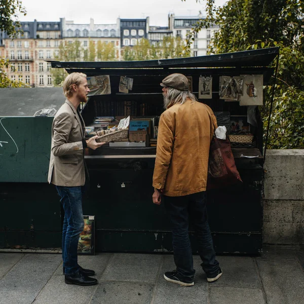 Paris Frankrike Oktober 2016 Traditionell Bouquiniste Monter Kanten Seine Framför — Stockfoto