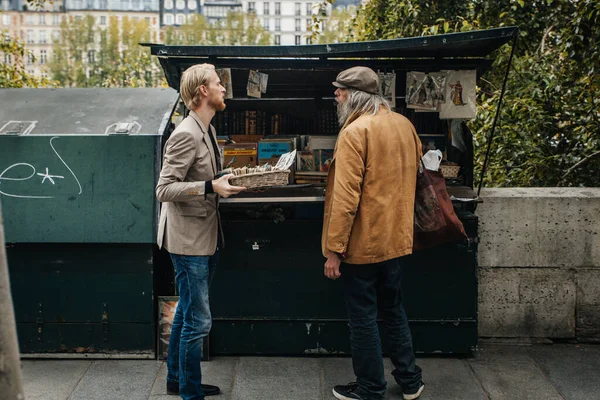 Paris França Outubro 2016 Cabine Bouquiniste Tradicional Beira Sena Frente — Fotografia de Stock