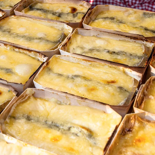 Mini Quiche Lorraine Και Cheddar Quiches Julienne Στην Αγορά Του Royalty Free Εικόνες Αρχείου