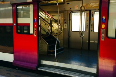 PARIS, FRANCE - 7 Ekim 2016: Versailles 'e giden özel retro tarzı iç mekan treni ve Versailles Sarayı' na giden yolcular