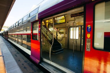 PARIS, FRANCE - 7 Ekim 2016: Versailles 'e giden özel retro tarzı iç mekan treni ve Versailles Sarayı' na giden yolcular