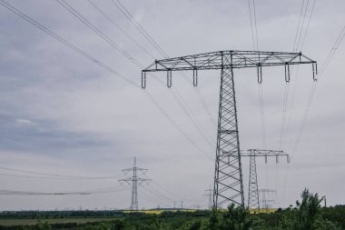 Almanya 'da bahar mevsiminde elektrik hatları