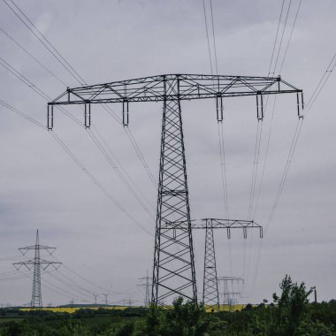 Almanya 'da bahar mevsiminde elektrik hatları