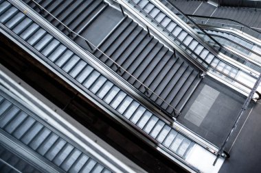 Berlin 'in merkez istasyonu yürüyen merdivenler.