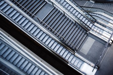 Berlin, Almanya - 18 Mayıs 2015: Berlin merkez istasyonu (Hauptbahnhof) - yürüyen merdiven 18 Mayıs 2015, Berlin, Almanya. Kasabanın ana tren istasyonu ve Avrupa 'nın en büyük sınır kapısı.