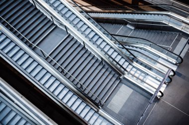 Berlin 'in merkez istasyonu yürüyen merdivenler.