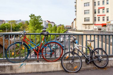 BERLİN, GERMANY - 25 Mayıs 2015: Berlin, Almanya 'daki tren istasyonu yakınında park edilmiş bisiklet.